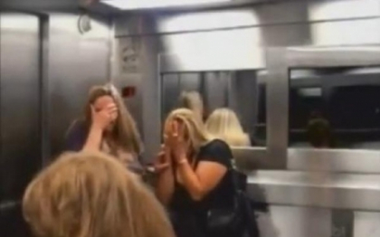 O farsa de infarct. Cum reactioneaza oamenii care se trezesc in lift cu o stafie. VIDEO