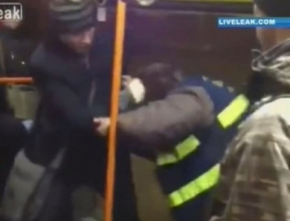 Scene de groaza in troleibuz! O taxatoare este batuta cu pumnii de un barbat. VIDEO
