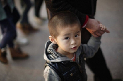 China vrea sa renunte partial la politica unui singur copil pe fondul imbatranirii populatiei
China vrea sa renunte partial la politica unui singur copil pe fondul imbatranirii populatiei