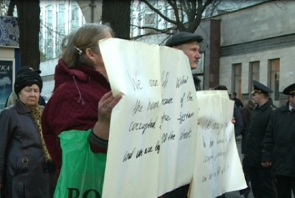 Barroso, ultima lor speranta! O familie din Chisinau a protestat in fata Palatului National. Vezi de ce Barroso, ultima lor speranta! O familie din Chisinau a protestat in fata Palatului National. Vezi de ce