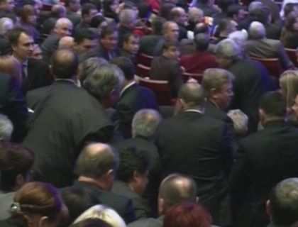 Barroso a vorbit in romana pe scena Palatului National: Va multumesc pentru primirea calduroasa Barroso a vorbit in romana pe scena Palatului National: Va multumesc pentru primirea calduroasa