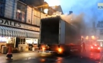 VIDEO.Momentul in care un barbat isi risca viata pentru a muta intr-un loc sigur un camion care arde