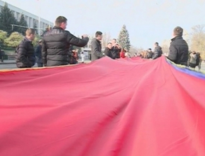 Un tricolor cat Piata Marii Adunari Nationale! Cum a fost sarbatorita la Chisinau Ziua Romaniei