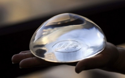 O femeie care a fost impuscata de iubit sustine ca implanturile cu silicon i-au salvat viata