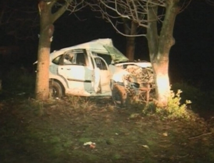 Grav accident la Cojusna! O masina facuta praf dupa ce s-a izbit de un copac! 3 raniti