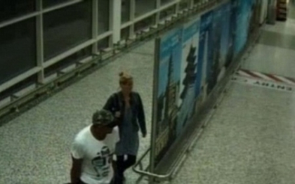 VIDEO. "Te-ai simtit bine cu bucatica asta?" Ce a patit un politist cu iubita lui, la aeroport