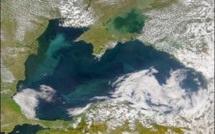 O nava cu 12 oameni la bord s-a scufundat in Marea Neagra din cauza unei furtuni