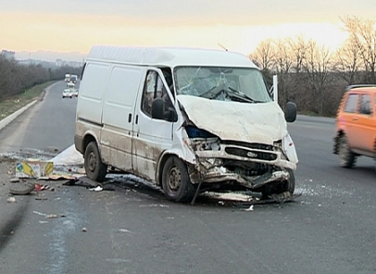 Doua microbuze s-au ciocnit la Stauceni! Unul dintre soferi, beat la volan! Un alt accident, la Magdacesti Doua microbuze s-au ciocnit la Stauceni! Unul dintre soferi, beat la volan! Un alt accident, la Magdacesti
