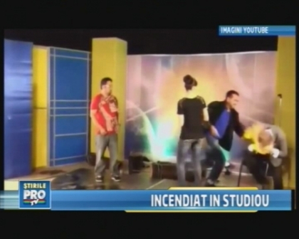 Scene horror in direct la TV! Un prezentator i-a dat foc invitatului sau
