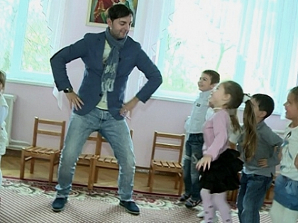 Adrian Ursu, rugat de copii sa cante piesa lui Ionel Istrati. Cum a reactionat artistul - VIDEO Adrian Ursu, rugat de copii sa cante piesa lui Ionel Istrati. Cum a reactionat artistul - VIDEO