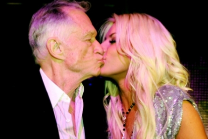 Tatal iepurasilor Playboy se insoara, de Revelion, cu iubita lui mai tanara cu 60 de ani!
Tatal iepurasilor Playboy se insoara, de Revelion, cu iubita lui mai tanara cu 60 de ani!