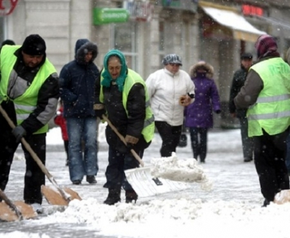 Ninge in toata tara! 130 de muncitori lucreaza la curatarea drumurilor nationale Ninge in toata tara! 130 de muncitori lucreaza la curatarea drumurilor nationale