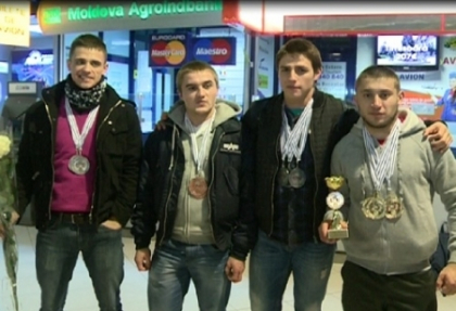 Campionii au revenit acasa! Vezi cum au fost intampinati halterofilii moldoveni