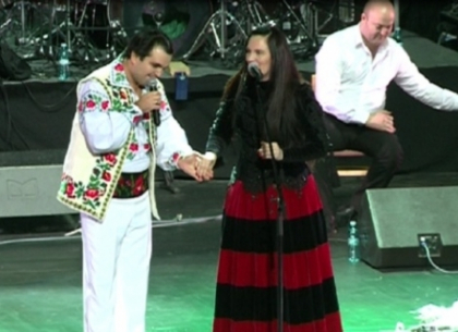 Muraturi, vin, colaci si cocosi vii! Cum a surpins-o Igor Cuciuc pe Elena Vaenga in timpul concertului