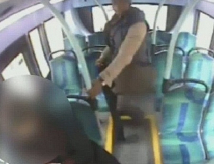 VIDEO SOCANT. Un pasager din Londra, strangulat de un barbat in autobuz fara niciun motiv