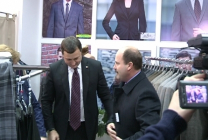 Valeriu Lazar s-a facut cu un palton nou. Vezi cum l-a masurat in fata premierului Valeriu Lazar s-a facut cu un palton nou. Vezi cum l-a masurat in fata premierului