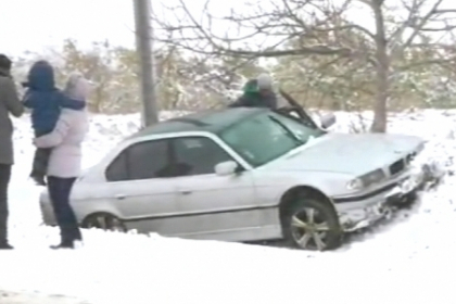 Moldova, acoperita de zapada! Circulatia pe drumurile nationale - infernala, accidentele - de nelipsit