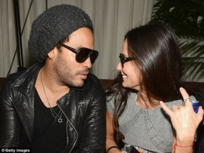 Dezmat total! Demi Moore, mama a 3 copii, si-a facut de cap in fata fotografilor - FOTO Dezmat total! Demi Moore, mama a 3 copii, si-a facut de cap in fata fotografilor - FOTO