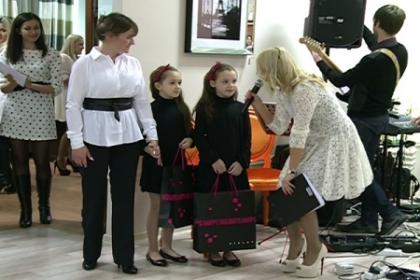 Femei de succes din Moldova, in ajutorul unei familii nevoiase. Vezi ce au daruit - VIDEO Femei de succes din Moldova, in ajutorul unei familii nevoiase. Vezi ce au daruit - VIDEO