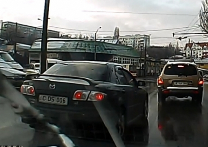 Acest sofer NU a auzit de regulile de circulatie! E incredibil cum isi permite sa circule prin Chisinau