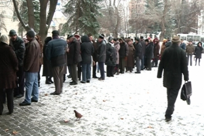 Coada la sectiile de votare! Cetatenii romani din RM au asteptat ore in sir pentru a vota. VIDEO Coada la sectiile de votare! Cetatenii romani din RM au asteptat ore in sir pentru a vota. VIDEO