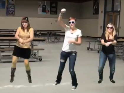 "Mi-a murit jumatate de creier!" Cea mai oribila parodie "Gangam Style" - VIDEO