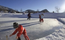 PERICOL sporit pe rauri mici si lacuri! Gheata este EXTREM de fragila PERICOL sporit pe rauri mici si lacuri! Gheata este EXTREM de fragila