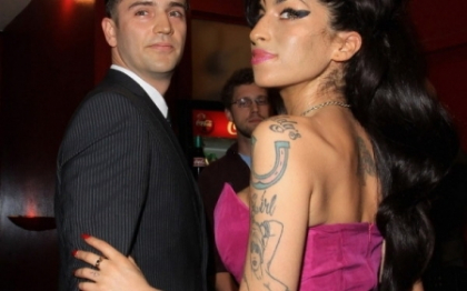 Fostul iubit al cantaretei Amy Winehouse, judecat pentru ca ar fi abuzat o tanara inconstienta