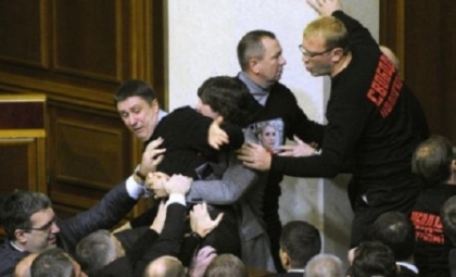 VIDEO. In Parlament, ca la nebuni. Femei in sanii goi si bataie intre deputati