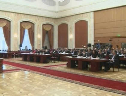 Fostii prim-ministri vor putea obtine pasapoarte diplomatice pe viata. Comunistii si liberalii, nemultumiti Fostii prim-ministri vor putea obtine pasapoarte diplomatice pe viata. Comunistii si liberalii, nemultumiti