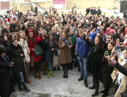 Sute de sms-uri in cateva minute, pentru eroii de la "Daruiesti si castigi"! Actiunea inedita a studentilor