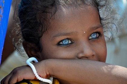 Are cei mai frumosi ochi din lume, dar este nefericita. Afla povestea unei fetite din India - FOTO Are cei mai frumosi ochi din lume, dar este nefericita. Afla povestea unei fetite din India - FOTO