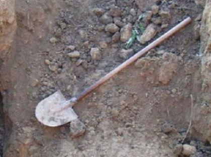 Prins dupa CINCI ani! Un tanar din Anenii Noi si-a ucis tatal si l-a ingropat in gradina casei sale Prins dupa CINCI ani! Un tanar din Anenii Noi si-a ucis tatal si l-a ingropat in gradina casei sale