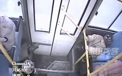 VIDEO SOCANT: Pe o femeie au apucat-o durerile nasterii intr-un autobuz. Ce a urmat este uimitor VIDEO SOCANT: Pe o femeie au apucat-o durerile nasterii intr-un autobuz. Ce a urmat este uimitor