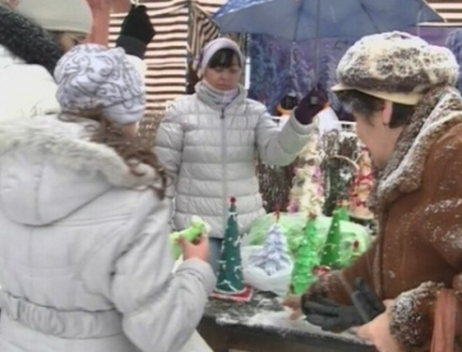 Solidaritate de Craciun. Braduti din hartie si carton, confectionati de elevi, scosi la vanzare in PMAN Solidaritate de Craciun. Braduti din hartie si carton, confectionati de elevi, scosi la vanzare in PMAN