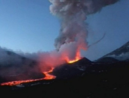 Spectacol incandescent in Kamceatka! Zeci de turisti au venit sa vada eruptia fabuloasa a unui vulcan