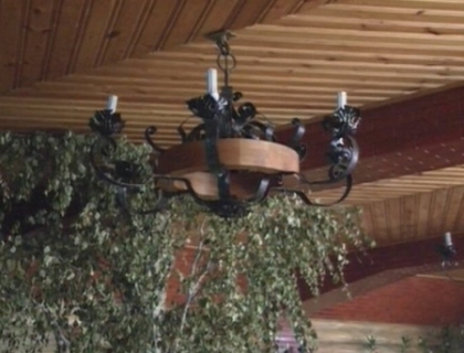 Un restaurant a ramas fara mese, scaune, lustre si chiar... fara doua animale impaiate! Vezi de ce Un restaurant a ramas fara mese, scaune, lustre si chiar... fara doua animale impaiate! Vezi de ce