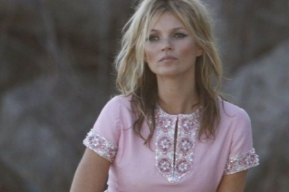 Posterior de pustoaica la 38 de ani. Cat de sexy e Kate Moss in costum de baie - FOTO