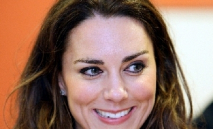 Radiaza de fericire! Printesa Kate si-a etalat burtica in public