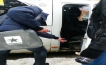 Distractia de-a dreptul BOLNAVA a unor tineri din Chisinau! Uite cum isi bat joc de trecatori. VIDEO