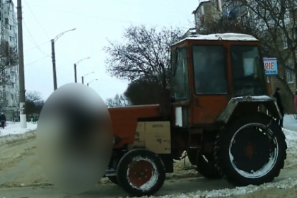 Asta e ultima fita in materie de deszapezire! Ce faci atunci cand un tractor NU e suficient! VIDEO Asta e ultima fita in materie de deszapezire! Ce faci atunci cand un tractor NU e suficient! VIDEO