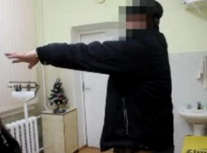 Culmea tupeului! Un sofer de maxi-taxi, prins BAUT la volan. VIDEO Culmea tupeului! Un sofer de maxi-taxi, prins BAUT la volan. VIDEO