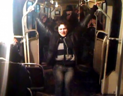 VIDEO. Dans la bara, in troleibuz! Nu o sa-ti vina sa crezi cum s-a dat in spectacol acest tanar VIDEO. Dans la bara, in troleibuz! Nu o sa-ti vina sa crezi cum s-a dat in spectacol acest tanar