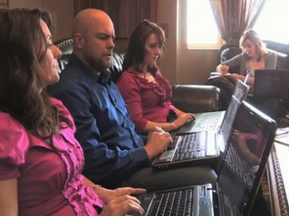 Doua surori gemene si verisoara lor impart acelasi... sot. Povestea socanta a familiei - VIDEO Doua surori gemene si verisoara lor impart acelasi... sot. Povestea socanta a familiei - VIDEO