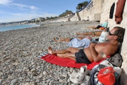 Fenomen neasteptat in Franta. Temperatura de primavara, 22 grade Celsius, a adus oamenii la plaja