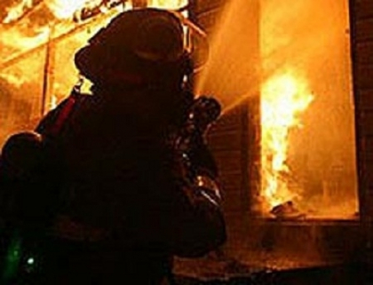 Flacari fatale. In ultimele 48 de ore patru persoane au ars de vii in propriile locuinte Flacari fatale. In ultimele 48 de ore patru persoane au ars de vii in propriile locuinte