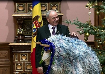 Colindatori la case mari. In ajun de Craciun, Nicolae Timofti si Dorin Chirtoaca au primit uratorii