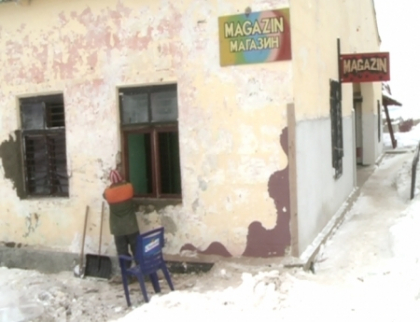 Au intrat cu masina intr-un magazin. Cinci tineri din Danceni au ajuns la spital. FOTO Au intrat cu masina intr-un magazin. Cinci tineri din Danceni au ajuns la spital. FOTO