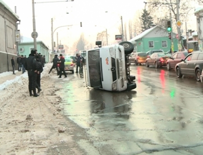 Un microbuz s-a RASTURNAT in centrul capitalei dupa ce a fost lovit de un taxi Un microbuz s-a RASTURNAT in centrul capitalei dupa ce a fost lovit de un taxi
