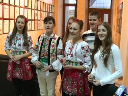 La Pro TV e atmosfera de sarbatoare! Mai multi colindatori ne-au trecut pragul, cantandu-ne La multi ani La Pro TV e atmosfera de sarbatoare! Mai multi colindatori ne-au trecut pragul, cantandu-ne La multi ani